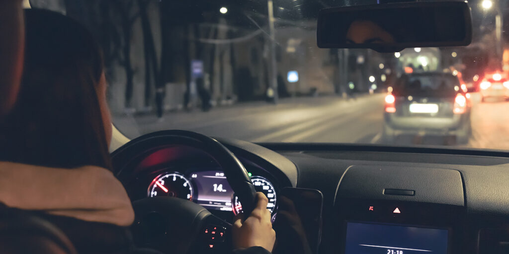 Image of a teen driving for a Scandinavian Coachcraft article about teen driving and what parents should doin the case of a minor accident. Image by Magnific.